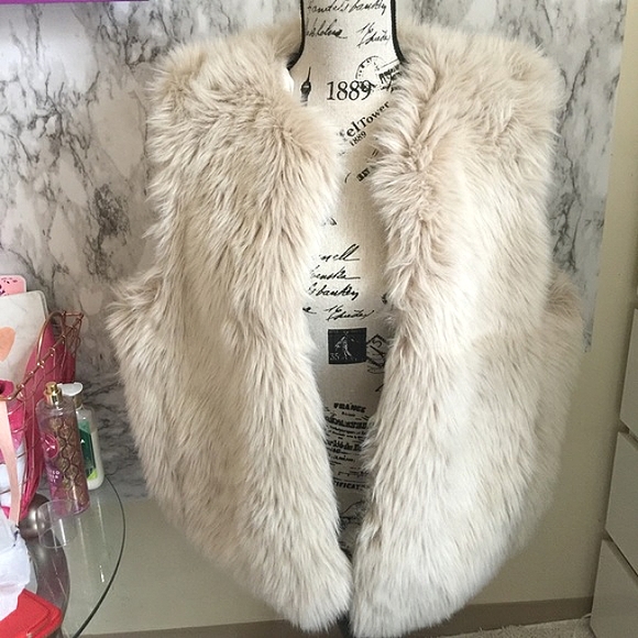 GAP Jackets & Blazers - Cream faux fur gap vest